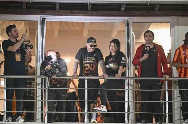 Geceye de damga vurdu! Icardi, Florya'daki şampiyonluk kutlamasında Ali Koç forması giydi