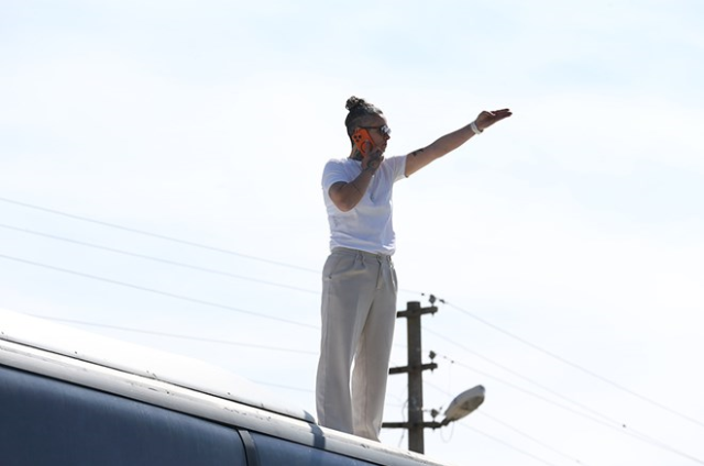 Cezalı kadın teknik direktörün maçı izlemek için bulduğu yöntem şaşırttı