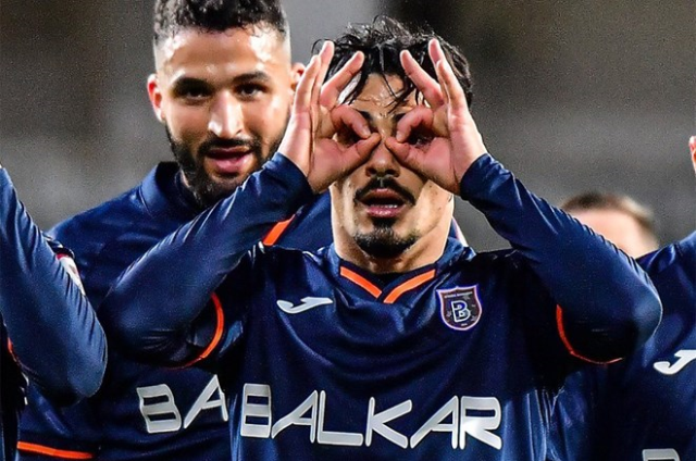 Selçuk İnan'ı göreve getiren Kocaelispor milli oyuncuya imza attırıyor