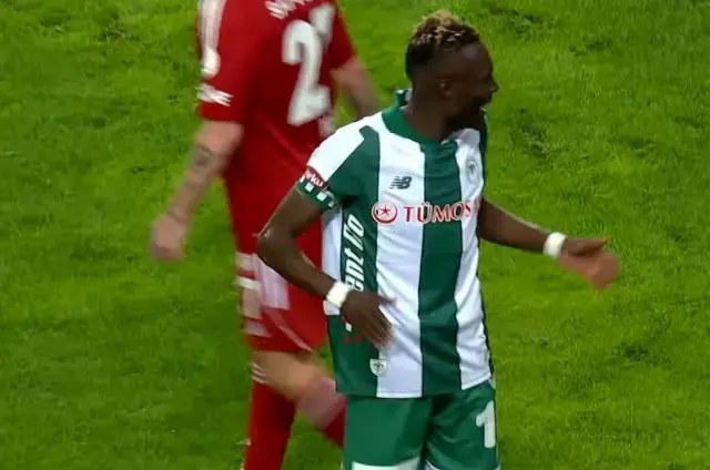 Bahis oynadığı ortaya çıkan futbolcunun gördüğü kırmızı kart ve yaptığı harekete bakın