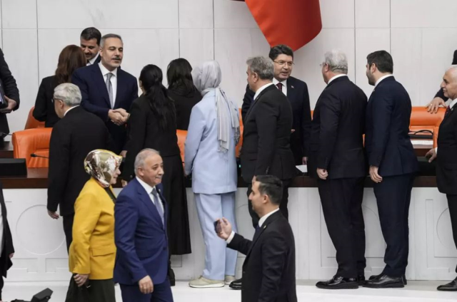 Meclis'te ender görülecek bir an: CHP'li vekilin hareketi AK Partili vekillerden alkış aldı