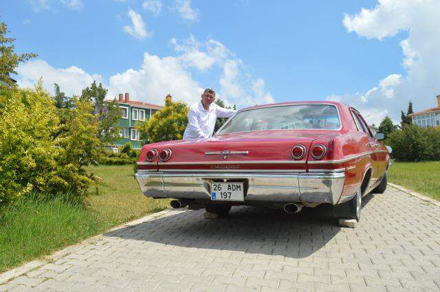 Sıfır araç fiyatına aldığı 1965 model klasik otomobiline gözü gibi bakıyor