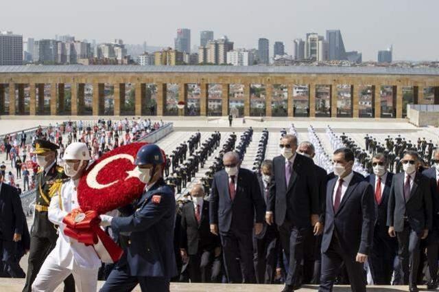 Devlet erkanı Ata'nın huzurunda! Cumhurbaşkanı Erdoğan, Anıtkabir Özel Defteri'ni imzaladı: Türkiye Cumhuriyeti Devleti emin ellerdedir