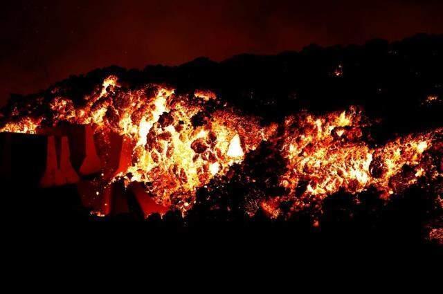 Kanarya Adaları'ndaki yanardağ patlamasında lavlar evlere doğru ilerledi! 5 bin kişi bölgeden tahliye ediliyor