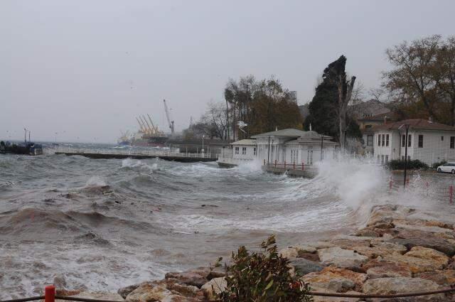 Çatılar uçtu, deniz taştı, çamur yağdı! Fırtına İstanbul dahil pek çok ili perişan etti, uyarılar devam ediyor