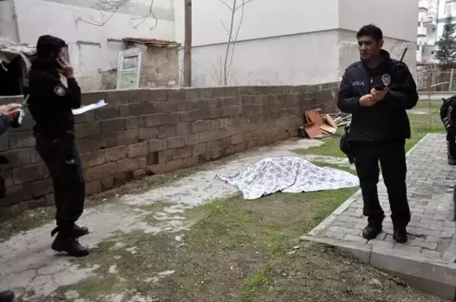 Eski polis memuru evinin bahçesinde ölü bulundu