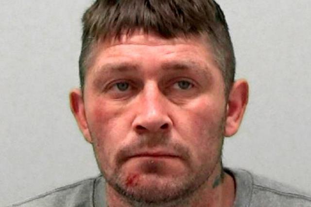 Tren istasyonunda herkesin gözü önünde cinsel ilişkiye giren çift, az kalsın linç ediliyordu