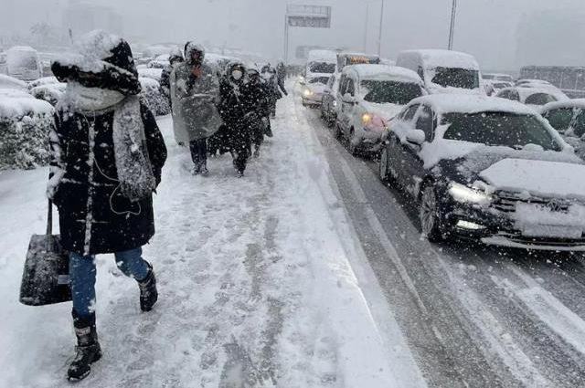 İstanbul'da günlerce sürecek kar yağışı başladı! Uyarılar art arda geliyor