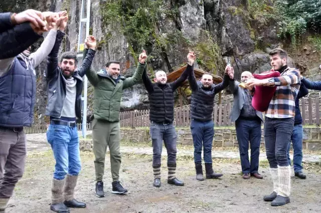 Sanatçı Alişan Rize'de tahta araba yarışına katıldı