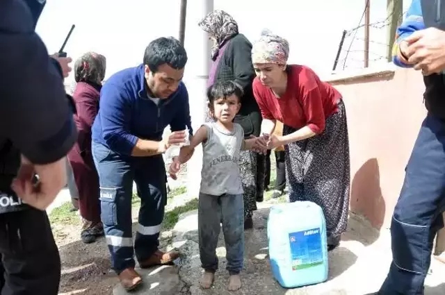 Çığlıklara koşup, 5 aylık bebeği alevlerin arasından çıkardı