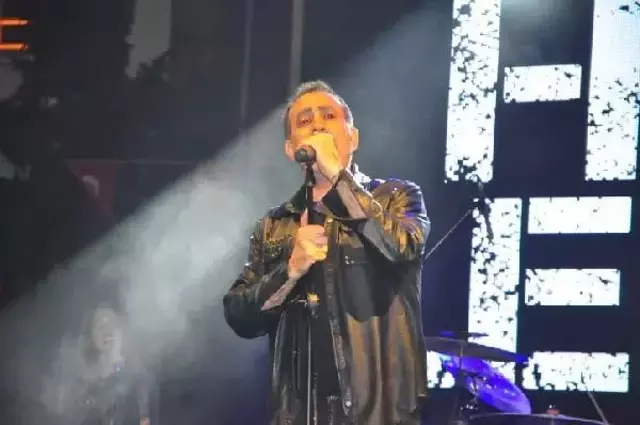 19 Mayıs'ı sahnede kutlayan Haluk Levent, sokak köpeğiyle yere uzanarak şarkı söyledi