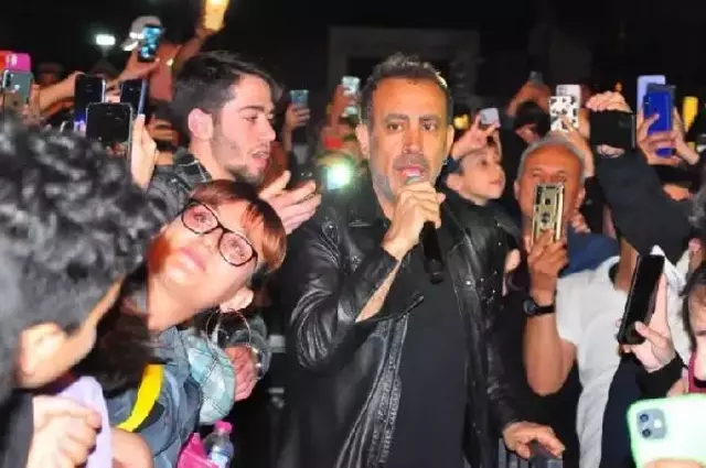 19 Mayıs'ı sahnede kutlayan Haluk Levent, sokak köpeğiyle yere uzanarak şarkı söyledi