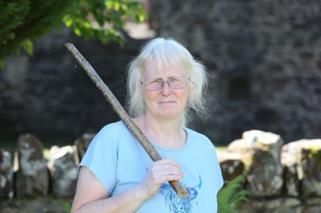 Koca bir köy geceleri katil kuş yüzünden uyuyamıyor! İrtifasını alçaltıp, sarışın kadınları hedef alıyor