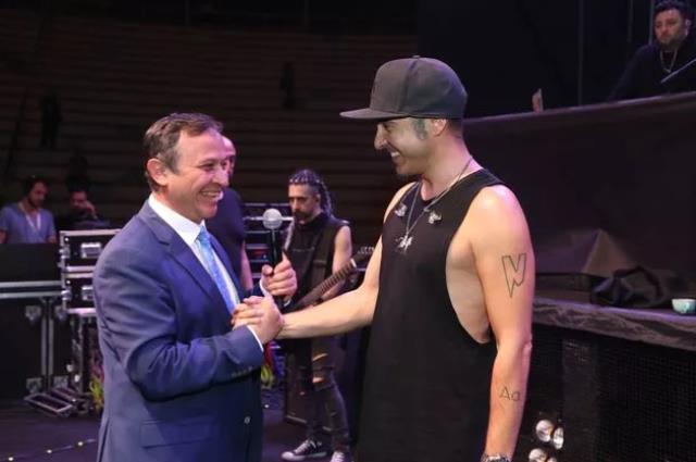 Erciyes Üniversitesi'nde çekilen görüntü sosyal medyayı salladı! Binlerce öğrenci hep bir ağızdan İzmir Marşı'nı söyledi