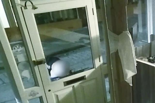 Genç kadın pantolonunu indirip dükkanın önüne tuvaletini yaptı! Güvenlik kayıtlarında ortaya çıktı