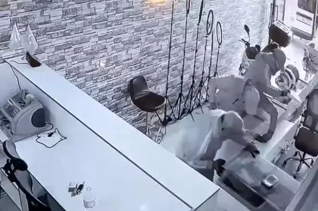 Kar maskeli 5 hırsız 700 bin TL'lik soygun yaptı