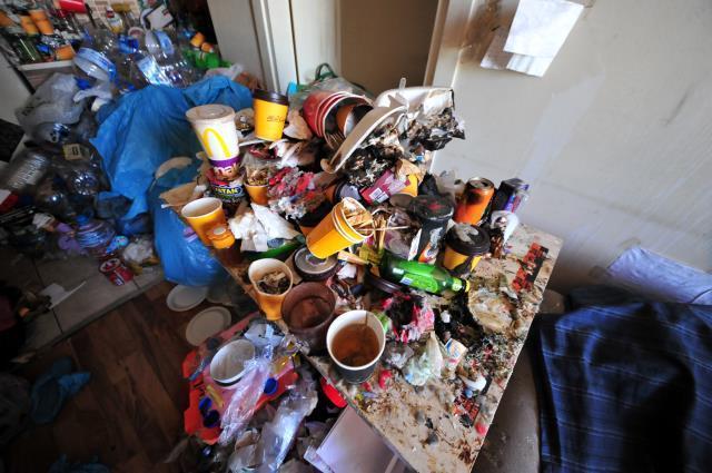 Küçük kızın 1 yıldır esir tutulduğu çöp evin girişindeki yazı dikkat çekti