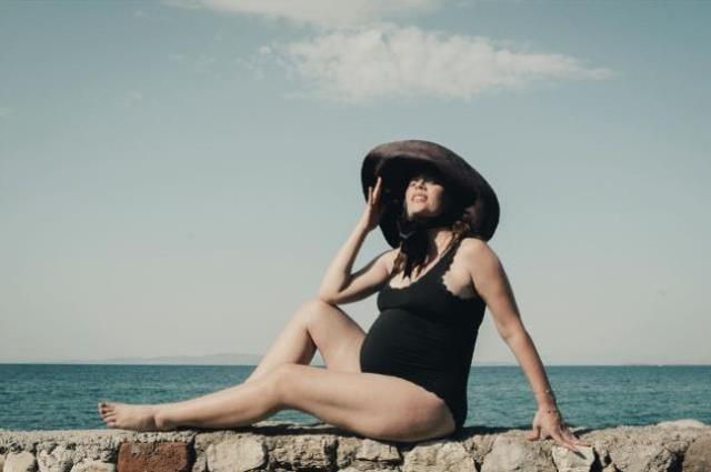 8,5 aylık hamile Demet Evgar, mayolu pozlarını paylaştı