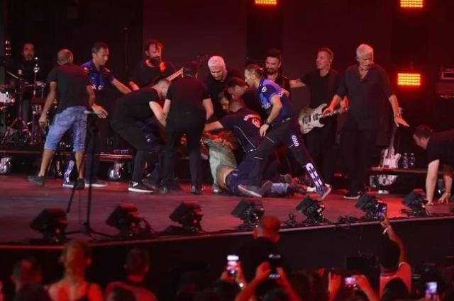 Tarkan...İZMİR'DE YÜZBİNLERİ COŞTURDU!