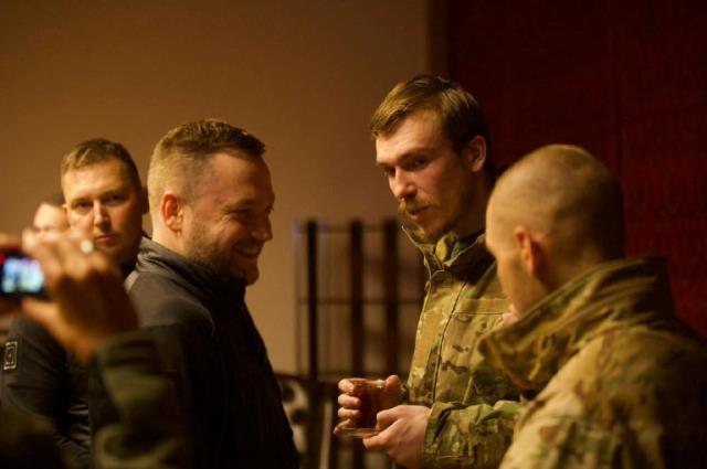 Fotoğraflar dün gece Türkiye'de çekildi! Rusya ile Ukrayna arasında esir takası gerçekleşti