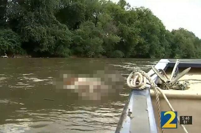 Nehirdeki kırmızılığı gören köylüler, bölgeye gittiklerinde korkunç manzarayla karşılaştı