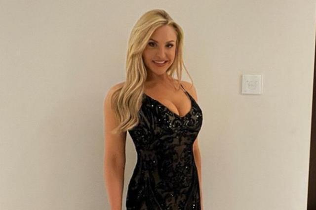 Büyük göğüsleriyle başı dertte olan spor spikerinin her sabah yaşadığı olay ağızları açık bıraktı