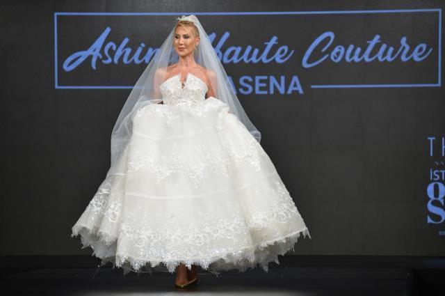 Dansı bırakarak moda sektörüne yönelen Asena, ilk defilesinde gözyaşlarına hakim olamadı