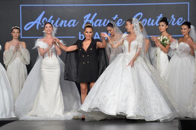 Dansı bırakarak moda sektörüne yönelen Asena, ilk defilesinde gözyaşlarına hakim olamadı