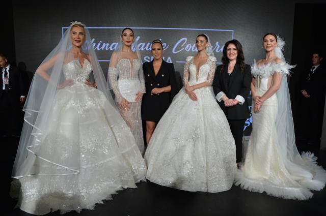 Dansı bırakarak moda sektörüne yönelen Asena, ilk defilesinde gözyaşlarına hakim olamadı