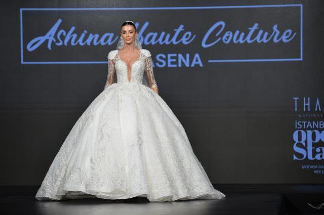 Dansı bırakarak moda sektörüne yönelen Asena, ilk defilesinde gözyaşlarına hakim olamadı