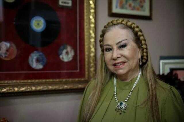 Daha güzel görünmek isteyen 81 yaşındaki Bedia Akartürk, yüzünü gerdirdi