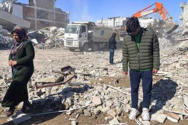 Adıyamanlı Taha Erdem, enkaz altında çektiği videoyla dünya basınında geniş yer buldu: Bir ulusun kalbini fethetti