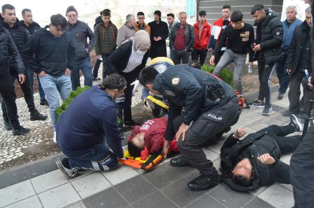 Okul çıkışı kan gölüne döndü! 4 lise öğrencisini bıçakladılar