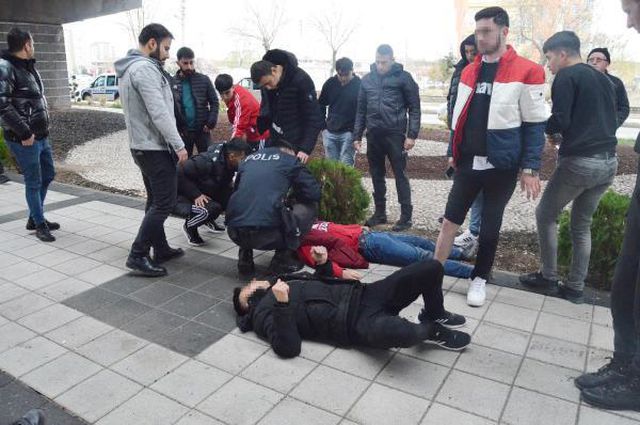 Okul çıkışı kan gölüne döndü! 4 lise öğrencisini bıçakladılar