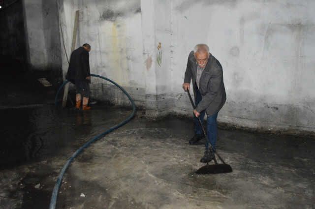 DEPREMİN ARDINDAN APARTMANIN BODRUMUNU YER ALTI SUYU BASIYOR