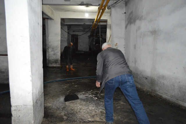 DEPREMİN ARDINDAN APARTMANIN BODRUMUNU YER ALTI SUYU BASIYOR