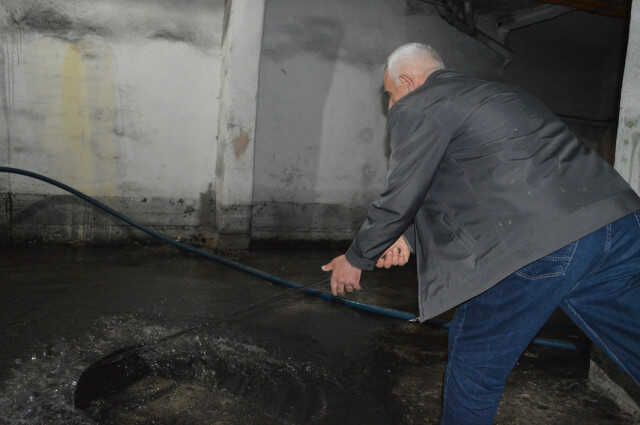 DEPREMİN ARDINDAN APARTMANIN BODRUMUNU YER ALTI SUYU BASIYOR