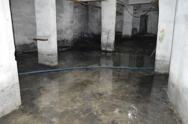 DEPREMİN ARDINDAN APARTMANIN BODRUMUNU YER ALTI SUYU BASIYOR