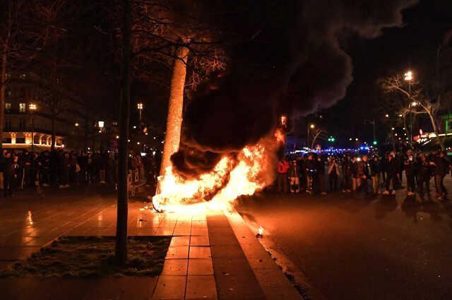 Fransa'da hükümet protestolara rağmen emeklilik reformunu geri çekmeyeceğini açıkladı
