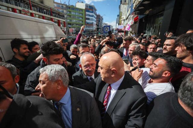 Kılıçdaroğlu'na Konya'da büyük ilgi! Kalabalık nedeniyle Esnaf ziyaretini iptal edip aracından konuşmak zorunda kaldı