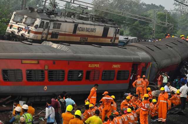 294 kişinin hayatını kaybettiği tren kazasından kan donduran görüntü! İnsanları üst üste atıp taşıdılar