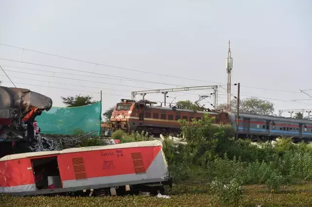Hindistan'da Tren Kazasının Yaşandığı Bölgede Demiryolu Seferleri Yeniden Başladı