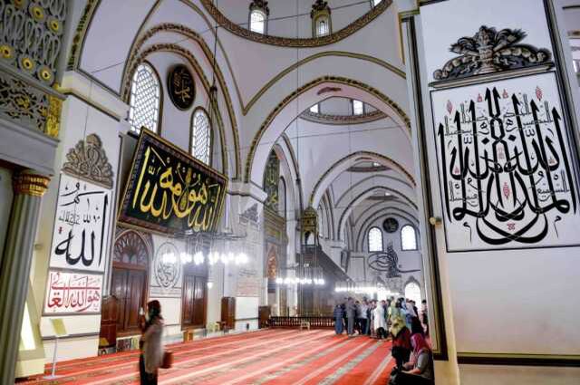 Bursa Ulu Camii kim yaptı, hikayesi nedir? Bursa Ulu Camii ne zaman yapıldı, özellikleri ne? Bursa Ulu Camii hat yazıları ve anlamları nedir?