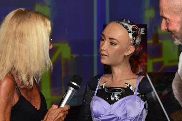 Suudi Arabistan'dan vatandaşlık alan robot Sophia Antalya'da tanıtıldı
