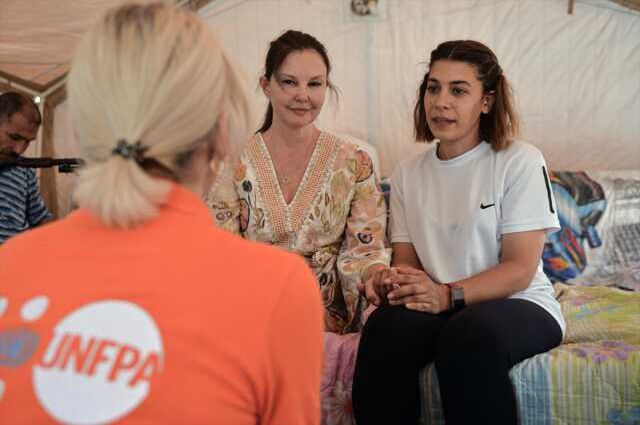 ABD'li ünlü oyuncu Ashley Judd, depremzedelerle buluştu