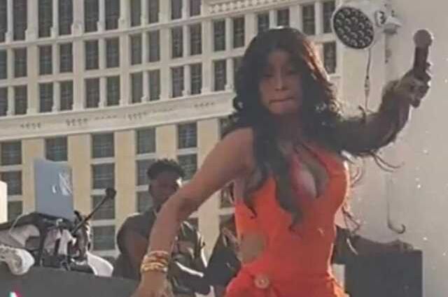 Cardi B'nin hayranına fırlattığı mikrofon 99 bin 900 dolara satıldı