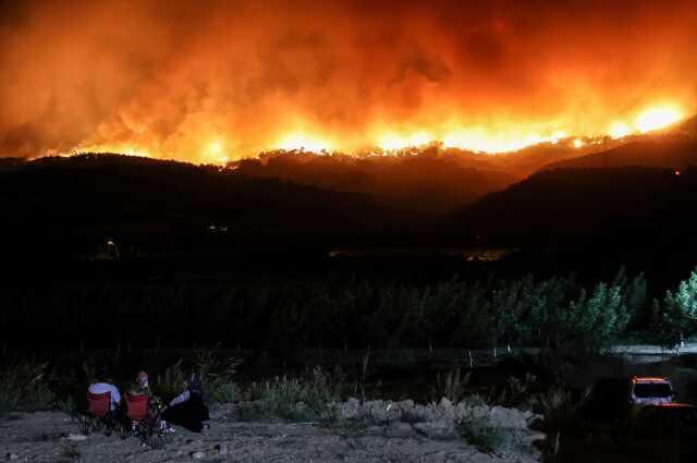 Son dakika: Çanakkale'de devam eden orman yangını şehir merkezine kadar yaklaştı