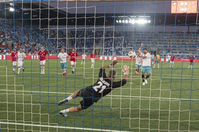 EURO 2008'deki Türkiye-İsviçre maçının oyuncuları, depremzedeler için sahaya çıktı! Galibiyet golü Volkan'dan