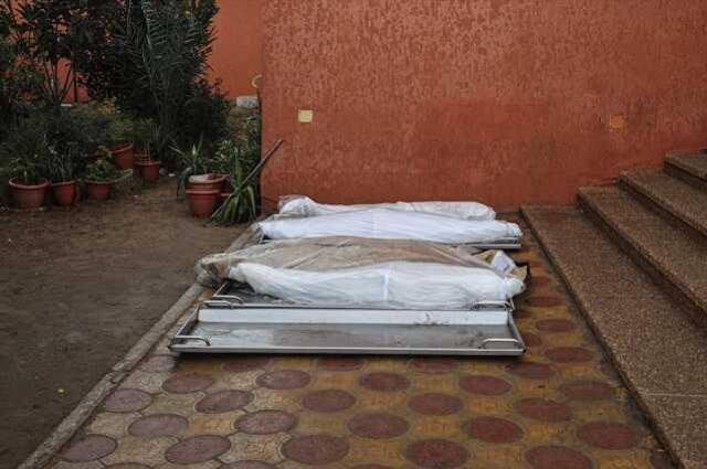 Abluka altındaki Şifa Hastanesi'nde yeni tehlike! Onlarca cansız bedeni bahçeye gömmek zorunda kaldılar