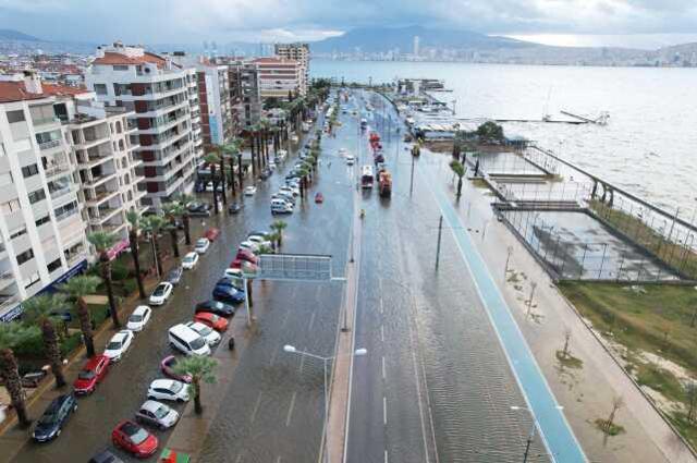 İzmir'de şiddetli yağış ve fırtına, tsunami etkisi yarattı! 2 ilçede deniz taştı, yollar göle döndü